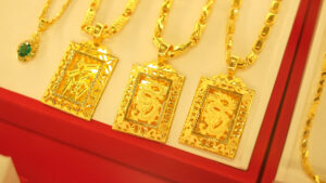 vang hieu 2 06123384 300x169 - Giá Vàng Trong Nước Hôm Nay 24/7: Rủi Ro Gia Tăng, Nhà Đầu Tư Cần Cảnh Giác