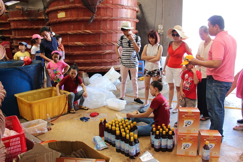 ruou sim 1 1024x683 - Du lịch Phú Quốc, thăm Cơ sở chế biến rượu sim đặc sản