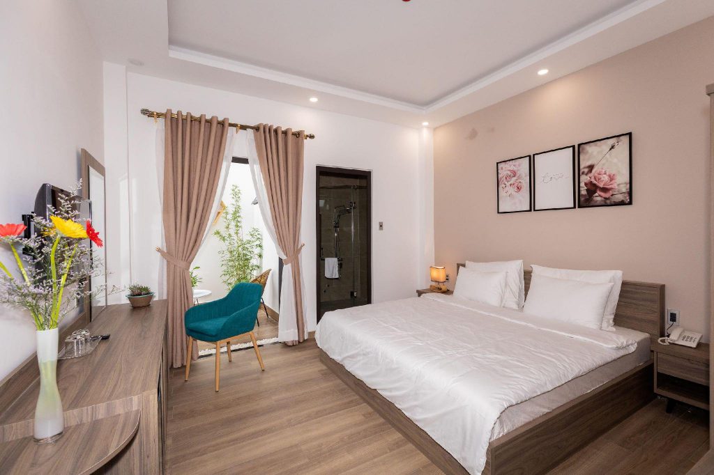 Phong khach san Dalat Serene Villa chin chu gon gang 1024x682 - Top 10 khách sạn gần chợ Đà Lạt chất lượng, giá tốt