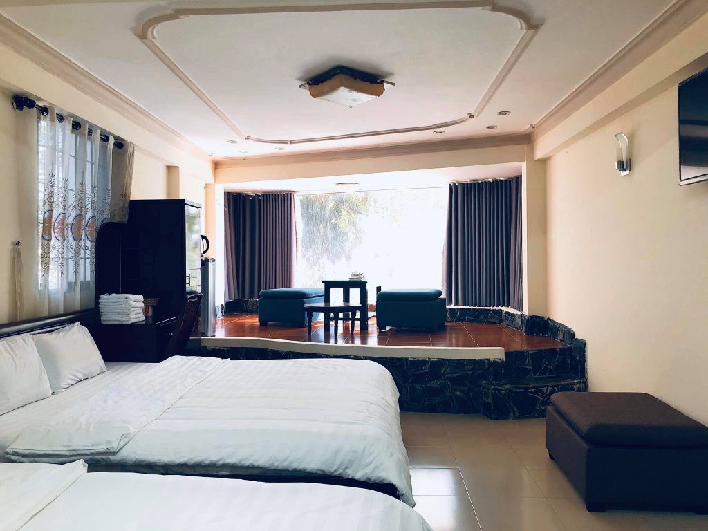 khach san Nhat Phuong voi goc ban chill out nhe nhang 1024x768 - Top 10 khách sạn gần chợ Đà Lạt chất lượng, giá tốt