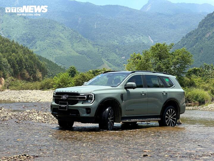 Ford Everest thêm bản máy xăng 300 mã lực, giá về Việt Nam hơn 1,6 tỷ đồng