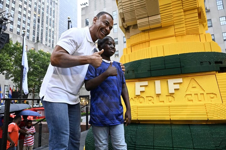 Việc nhẹ lương cao của huyền thoại bóng đá: Làm như chơi, FIFA trả tiền