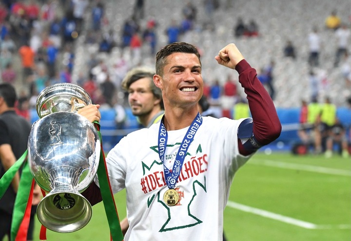 Vừa lên máy bay về nước, Ronaldo nhớ chức vô địch EURO ‘tầm vóc ngang World Cup’